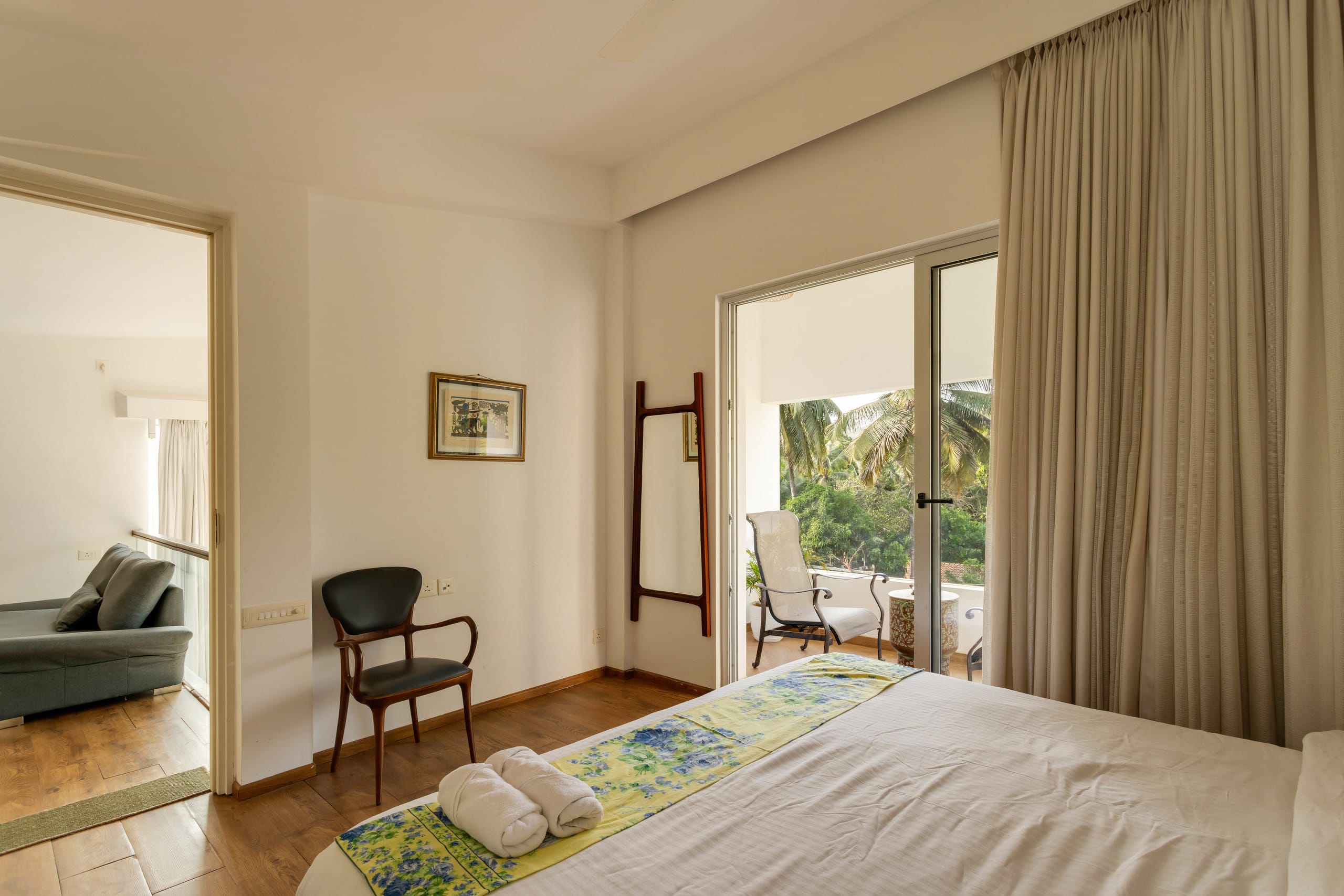 Spacious Duplex Glass House with Pool in Siolim 6