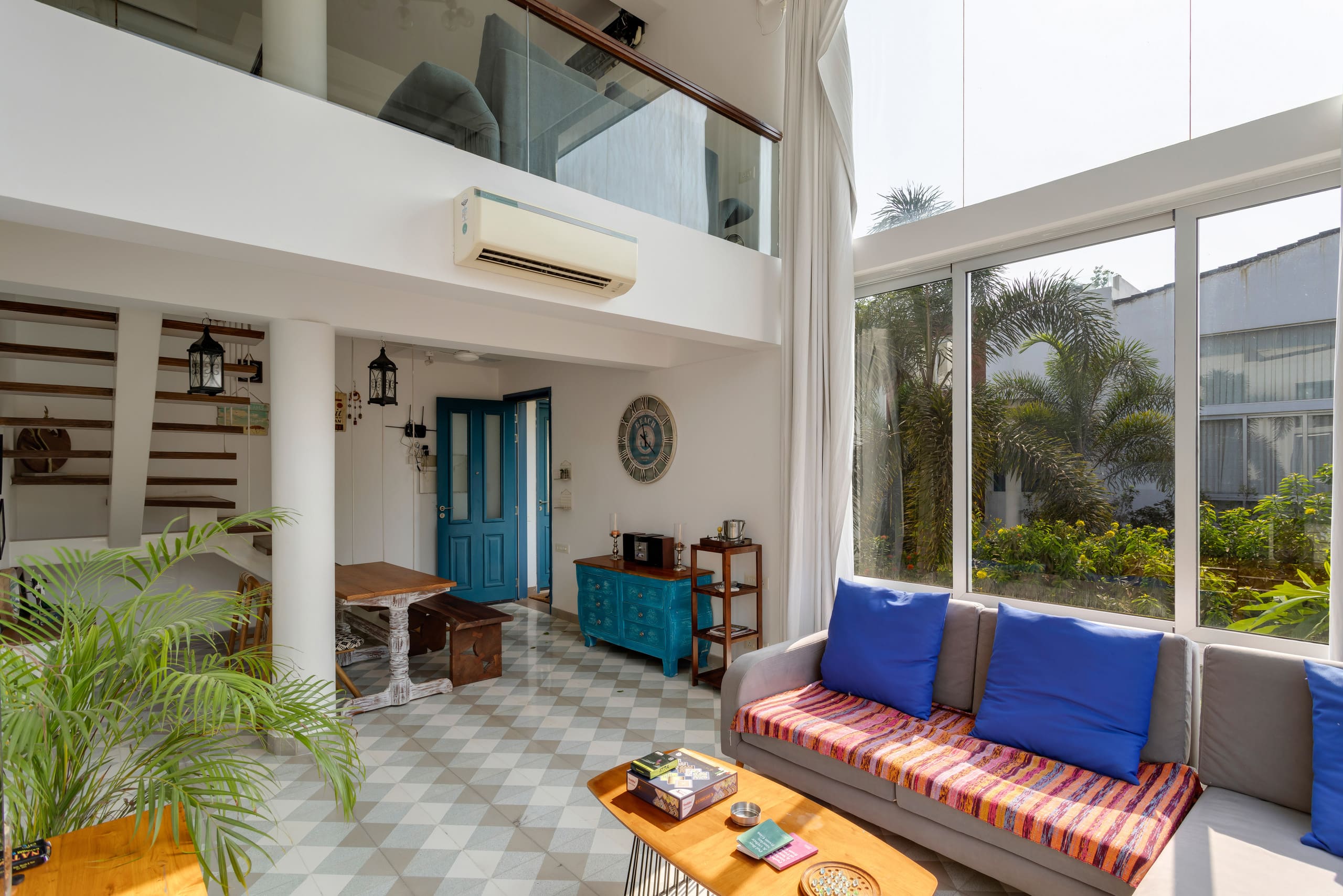 Spacious Duplex Glass House with Pool in Siolim — photo 5