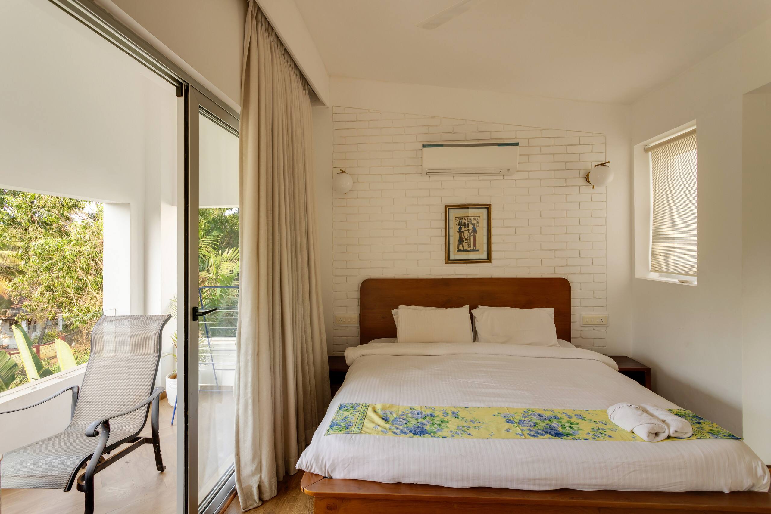 Spacious Duplex Glass House with Pool in Siolim 26