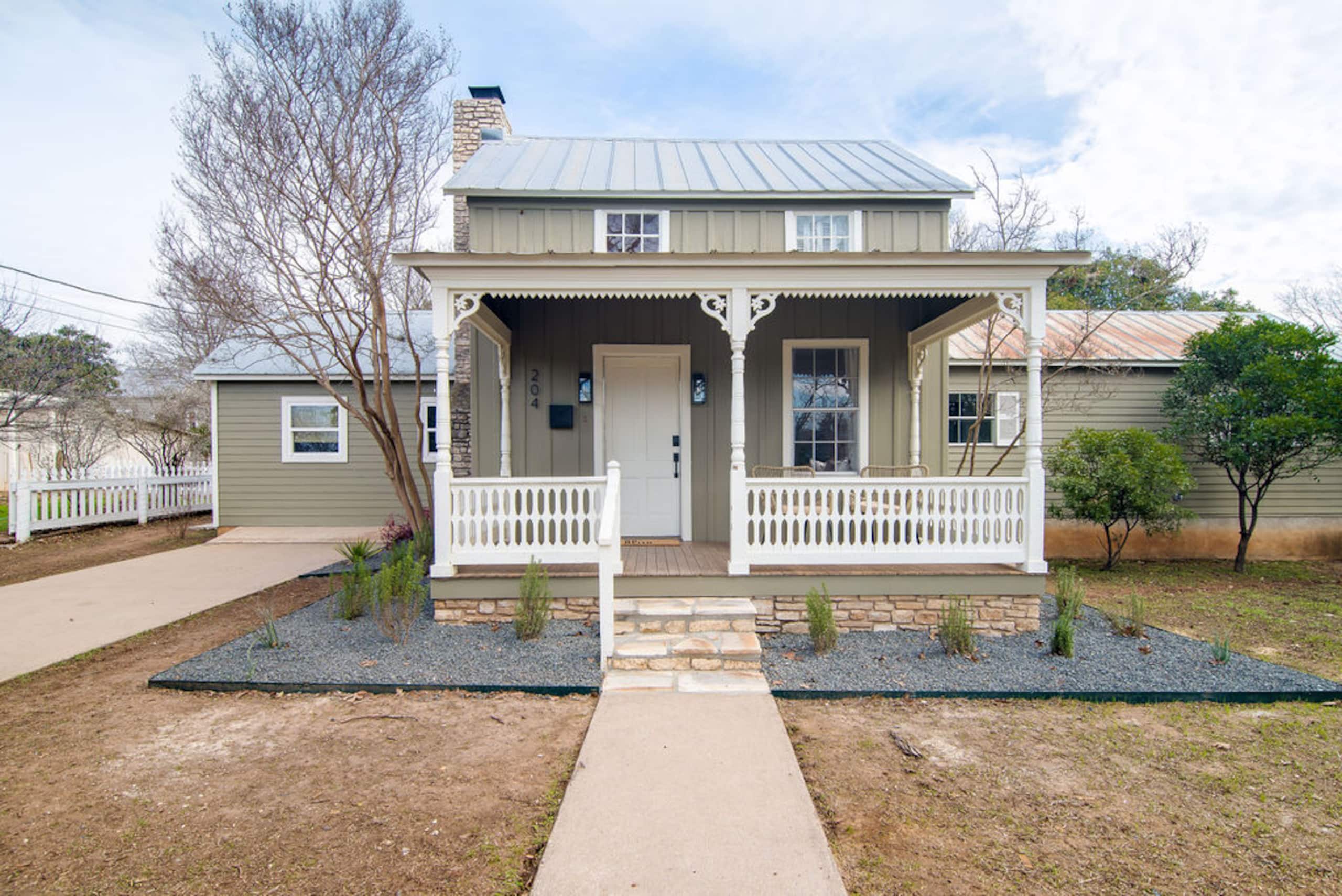 Luxurious Farmhouse — 2 Blocks to Main