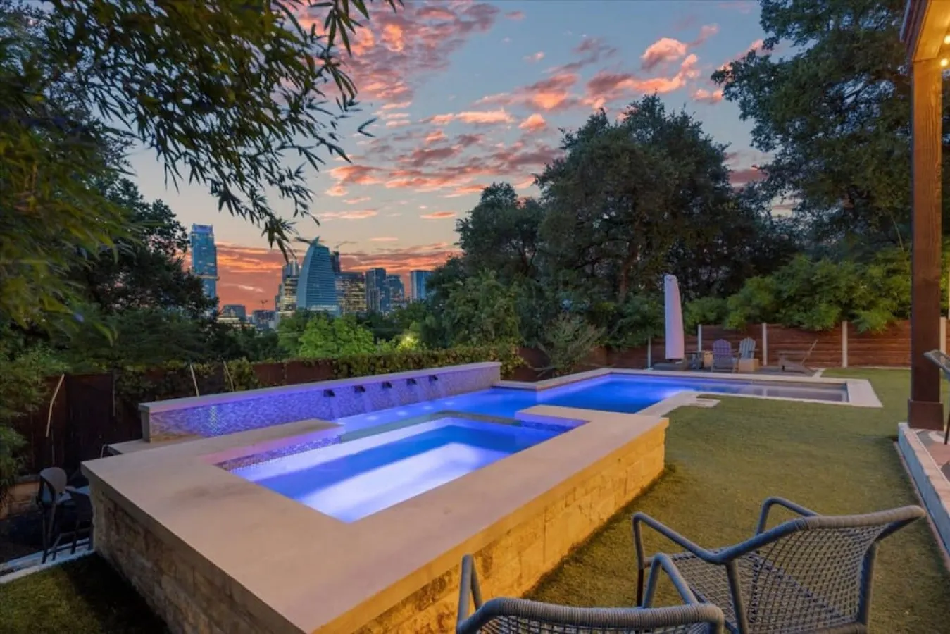 Downtown, Heated Pool, Hot Tub, Gym & Skyline View
