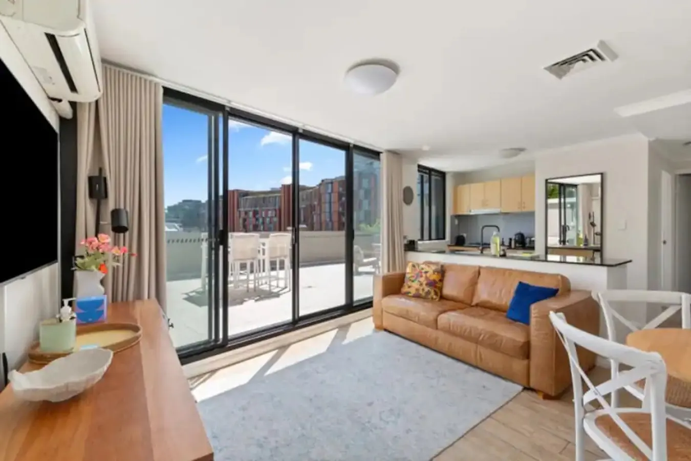 Sub Penthouse with car space near Central Stn