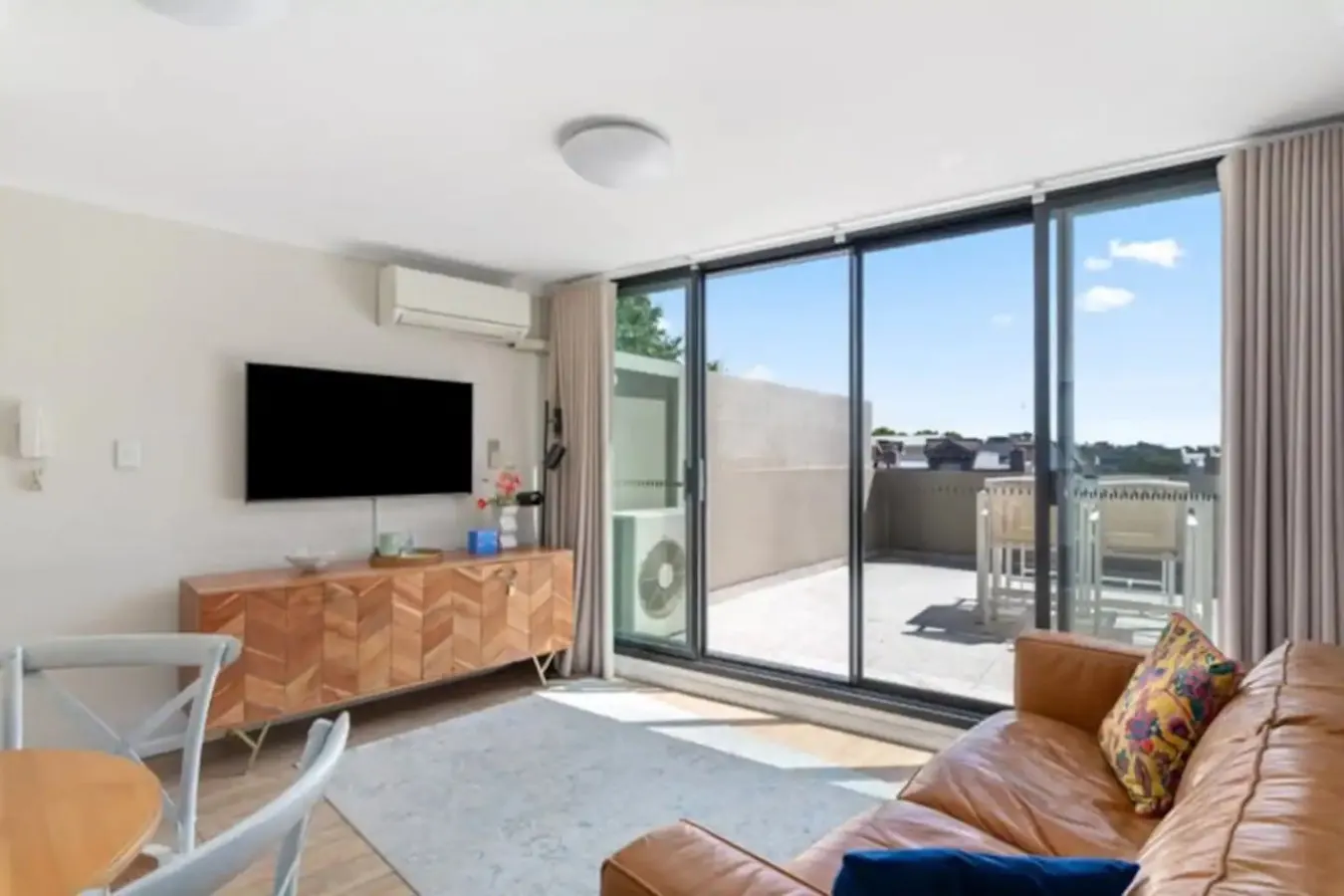 Sub Penthouse with car space near Central Stn 2