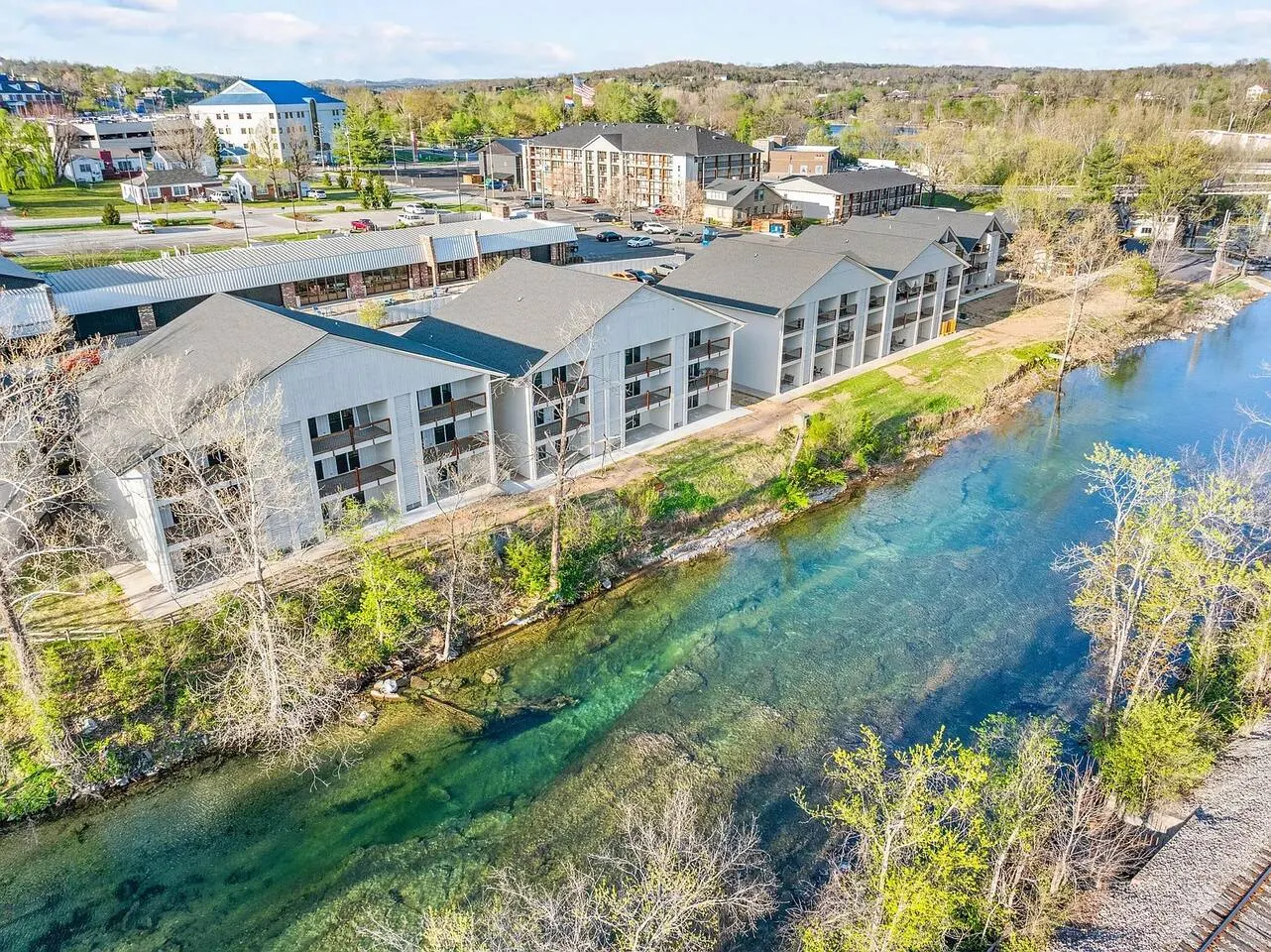 Luxe Creekside, Indoor Pool, Gym, Walk to dwntn! 2