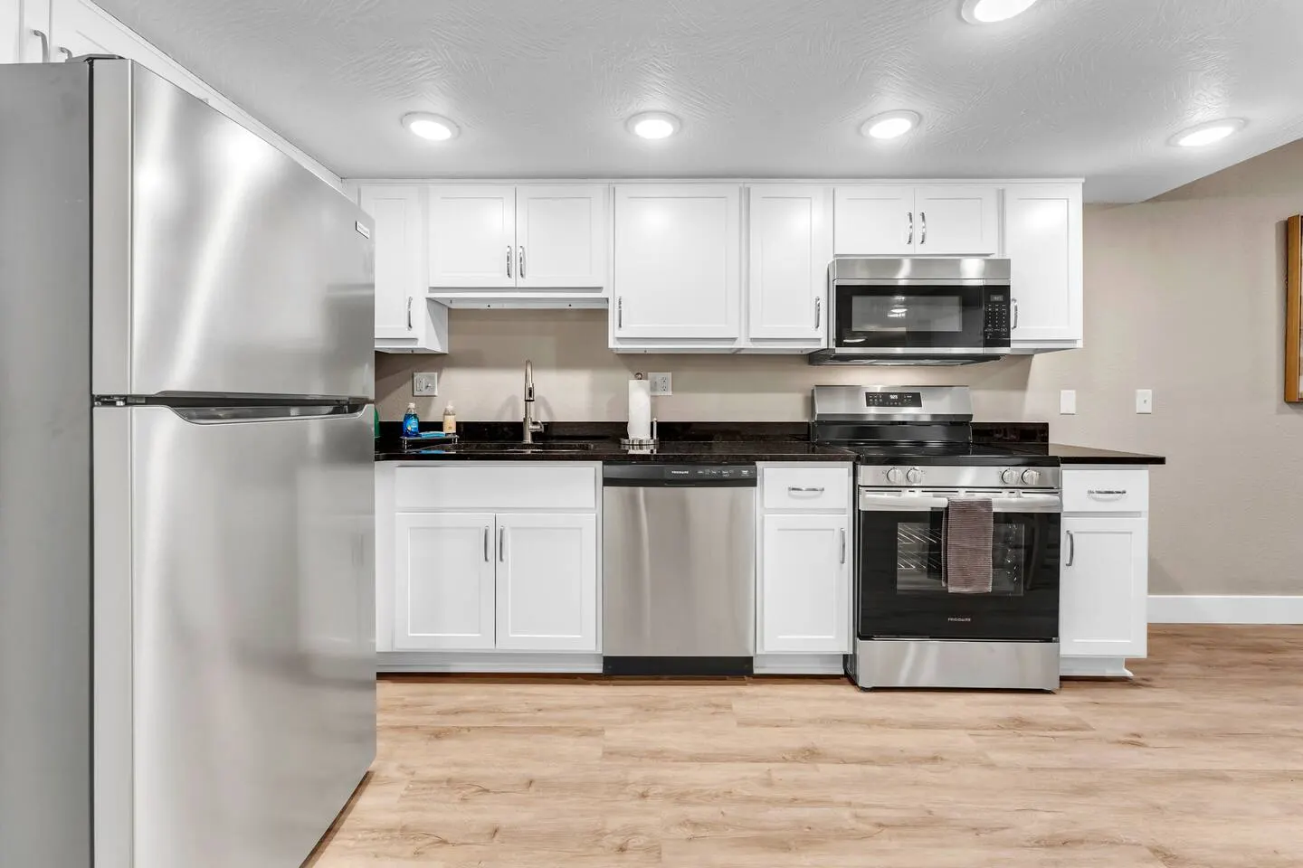 Luxe Creekside, Indoor Pool, Gym, Walk to dwntn! 15