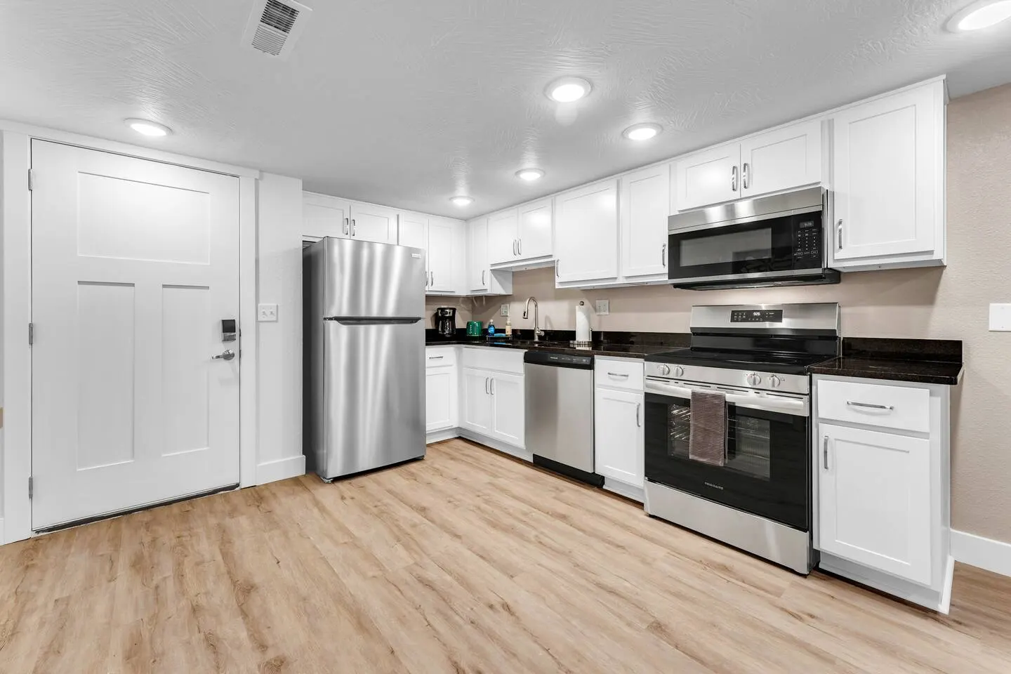 Luxe Creekside, Indoor Pool, Gym, Walk to dwntn! 16