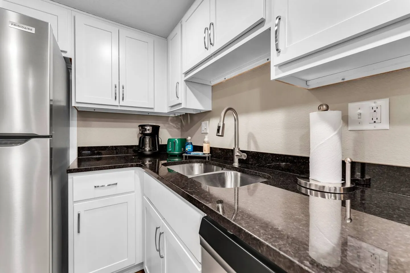 Luxe Creekside, Indoor Pool, Gym, Walk to dwntn! 17