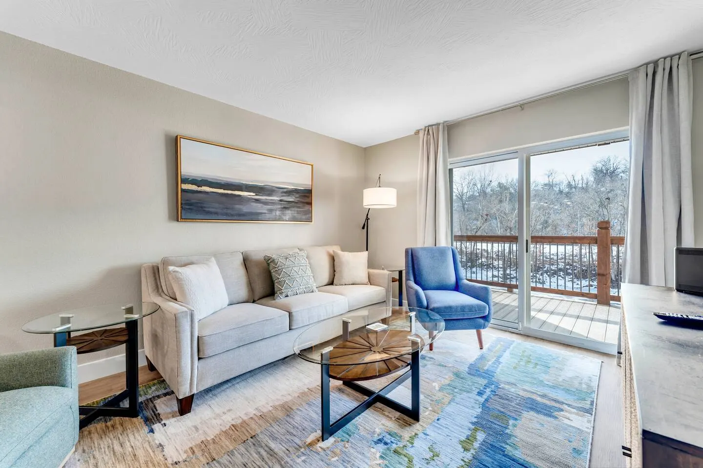 Luxe Creekside, Indoor Pool, Gym, Walk to dwntn! 3
