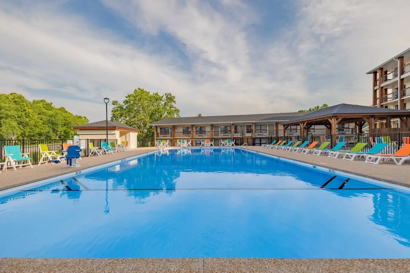 Luxe Creekside, Indoor Pool, Gym, Walk to dwntn! 7