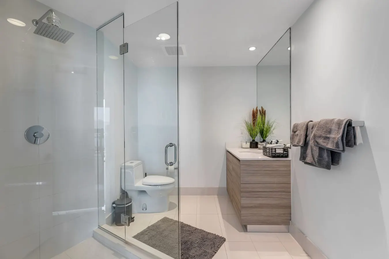 Luxury Hyde Resort amenities Stunning Water Views 10