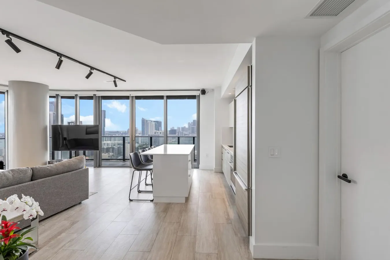 Luxury Hyde Resort amenities Stunning Water Views 18