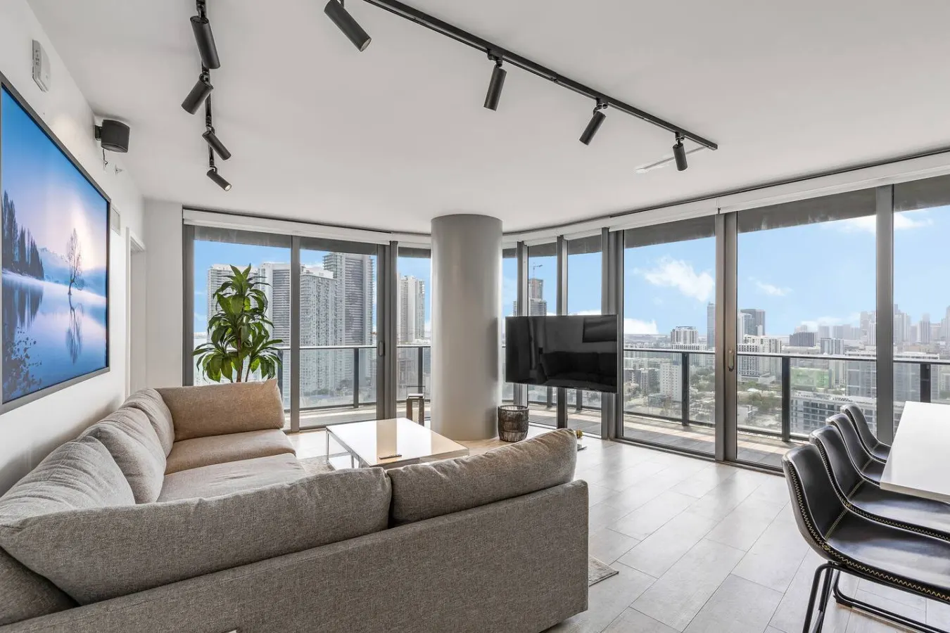 Luxury Hyde Resort amenities Stunning Water Views 4