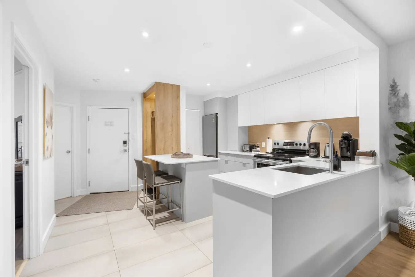 Chic Mt-Tremblant Condo with View on the Lake - Bloc L unit 322 16
