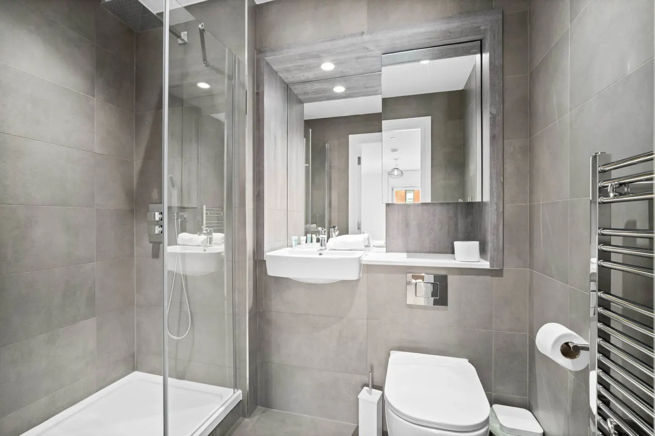 Stylish 2 Bedroom Apartment - Balcony - Fast WiFi 18