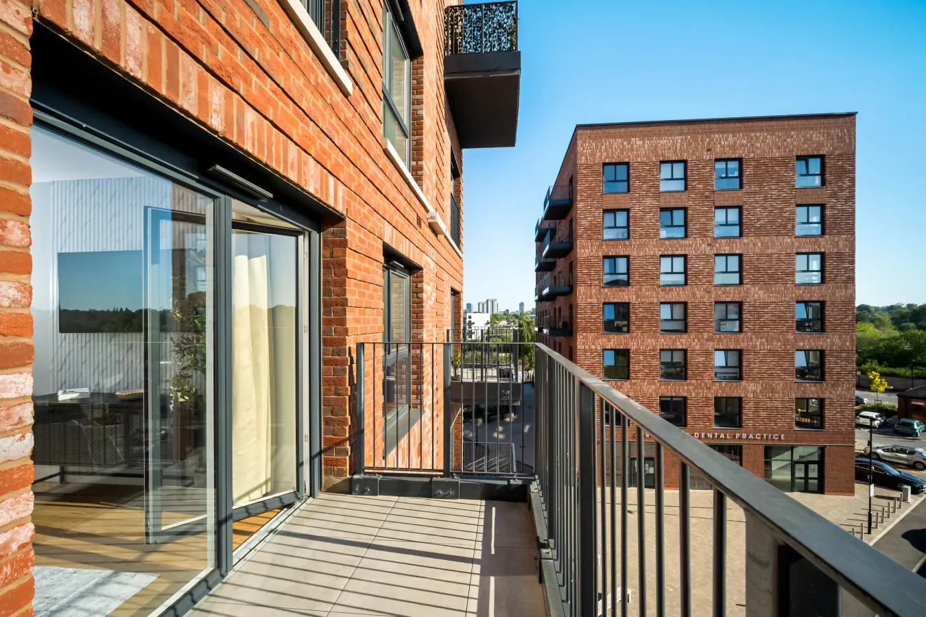 Stylish 2 Bedroom Apartment - Balcony - Fast WiFi 7