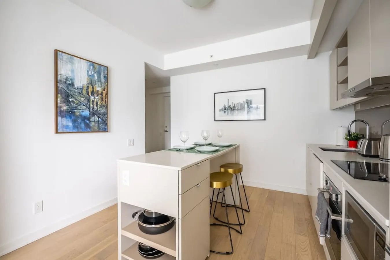 Stylish 1BR Suite Prime Location Sleeps 3 9