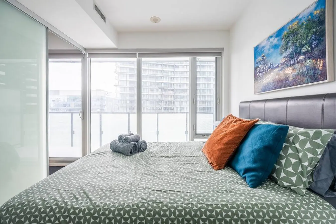 Stylish 1BR Suite Prime Location Sleeps 3 11