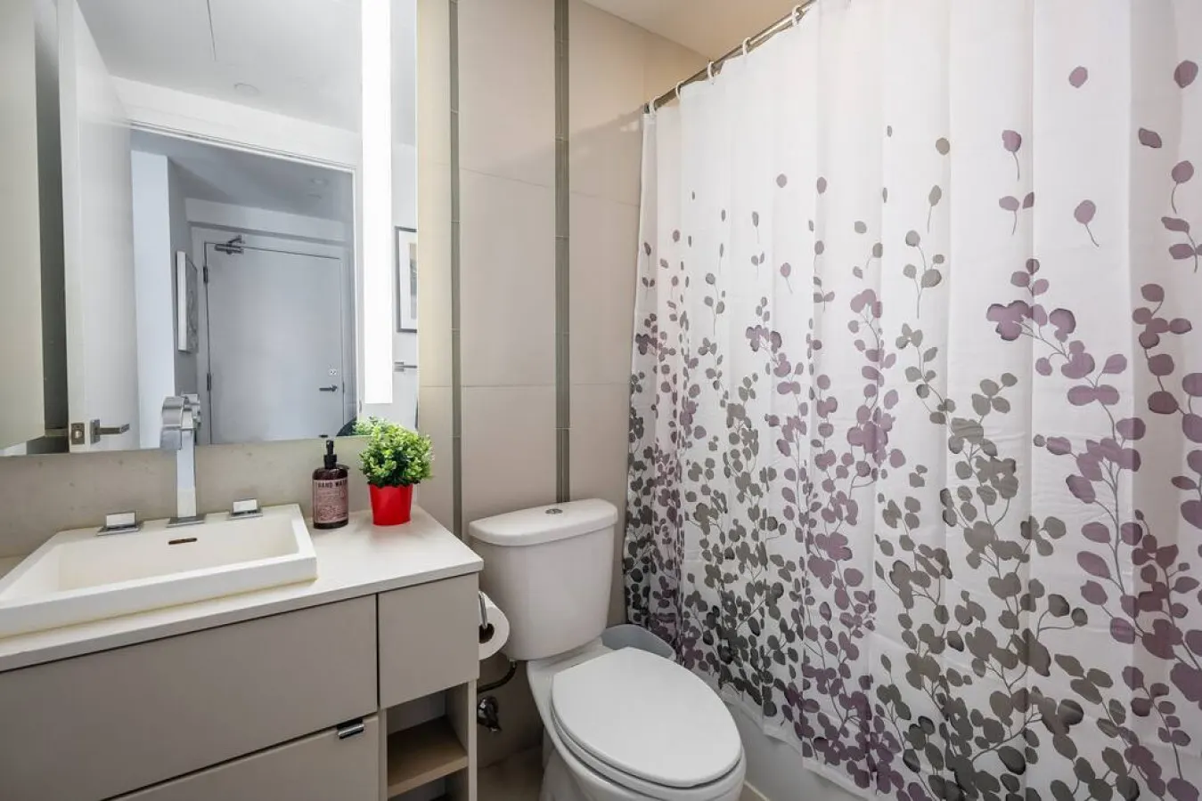 Stylish 1BR Suite Prime Location Sleeps 3 4