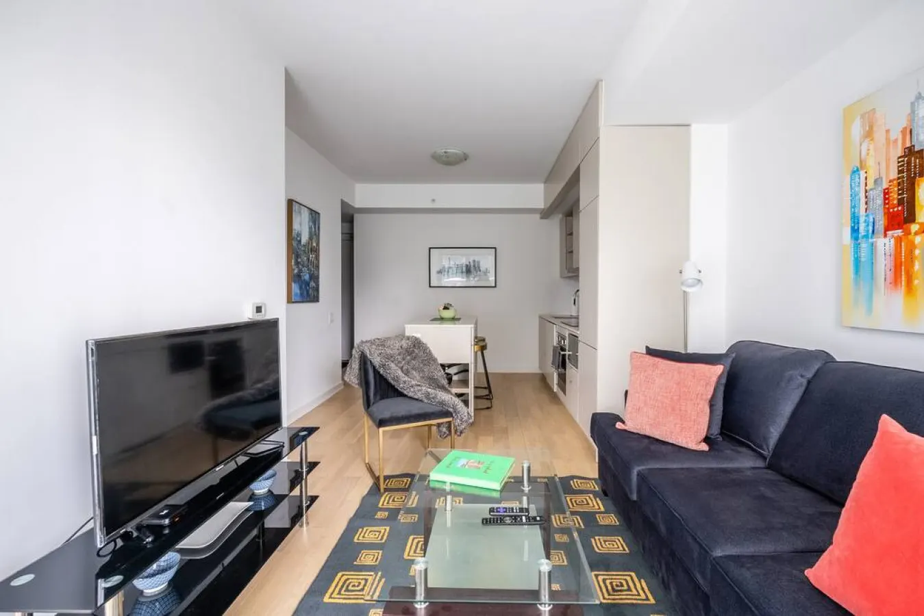 Stylish 1BR Suite Prime Location Sleeps 3 6