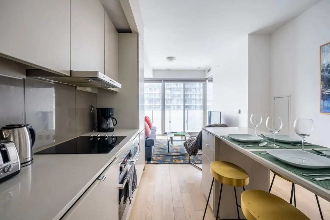 Stylish 1BR Suite Prime Location Sleeps 3 7