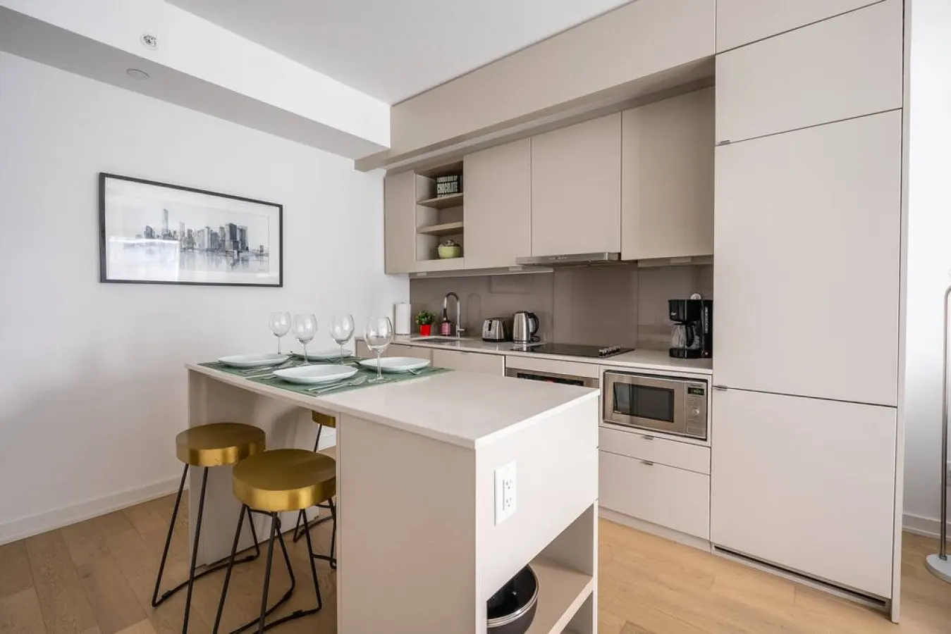 Stylish 1BR Suite Prime Location Sleeps 3 8