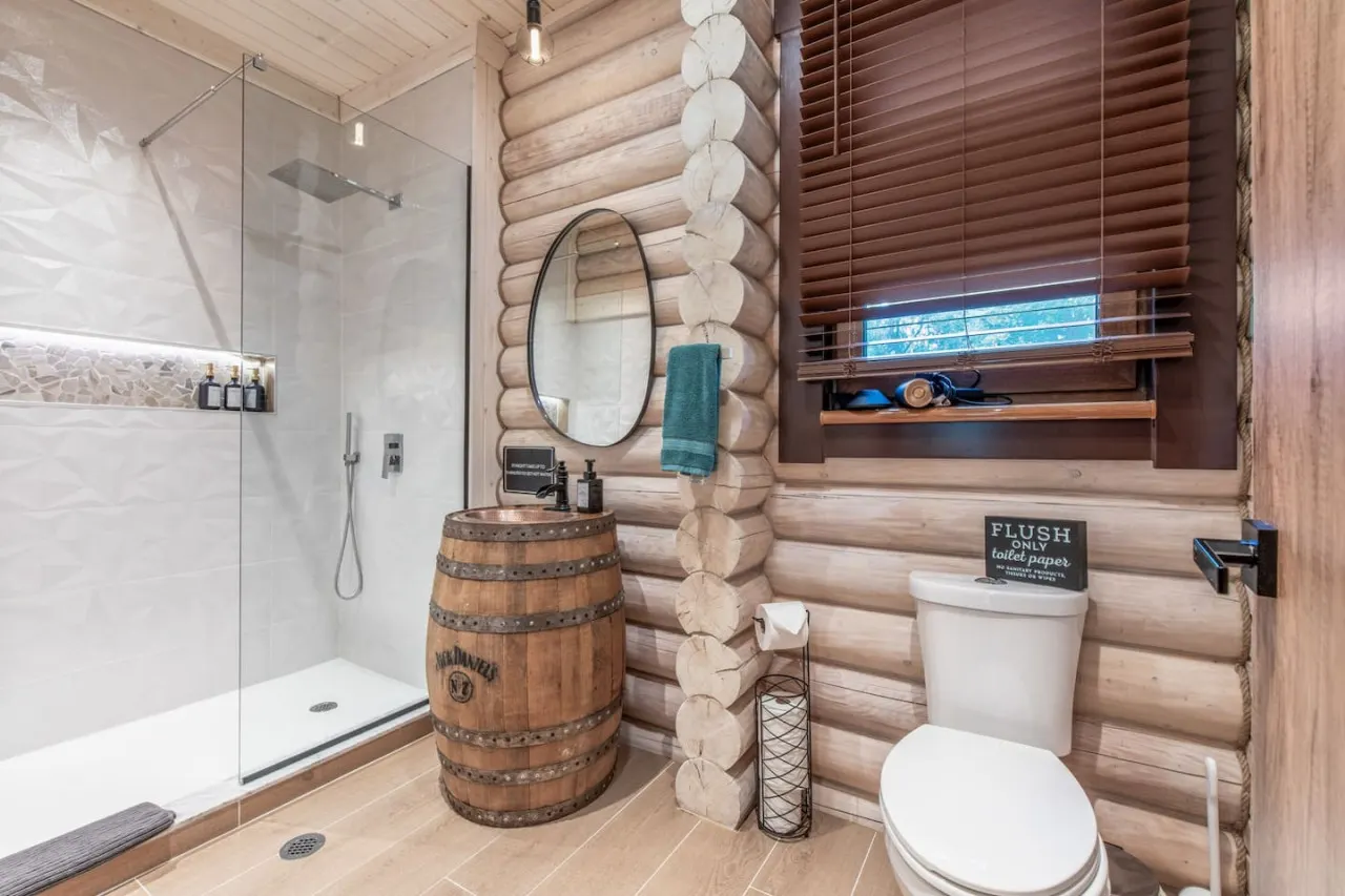 Log House Vacation Rental with Pool and Sauna 12