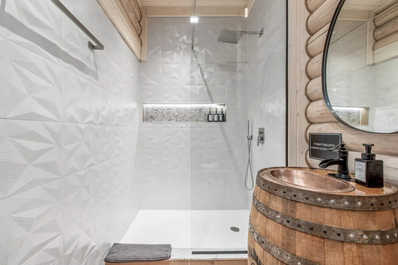 Log House Vacation Rental with Pool and Sauna 14