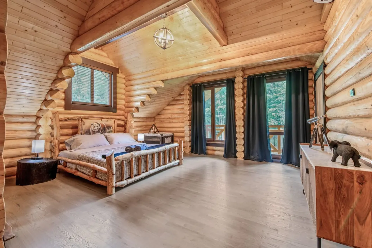 Log House Vacation Rental with Pool and Sauna 19