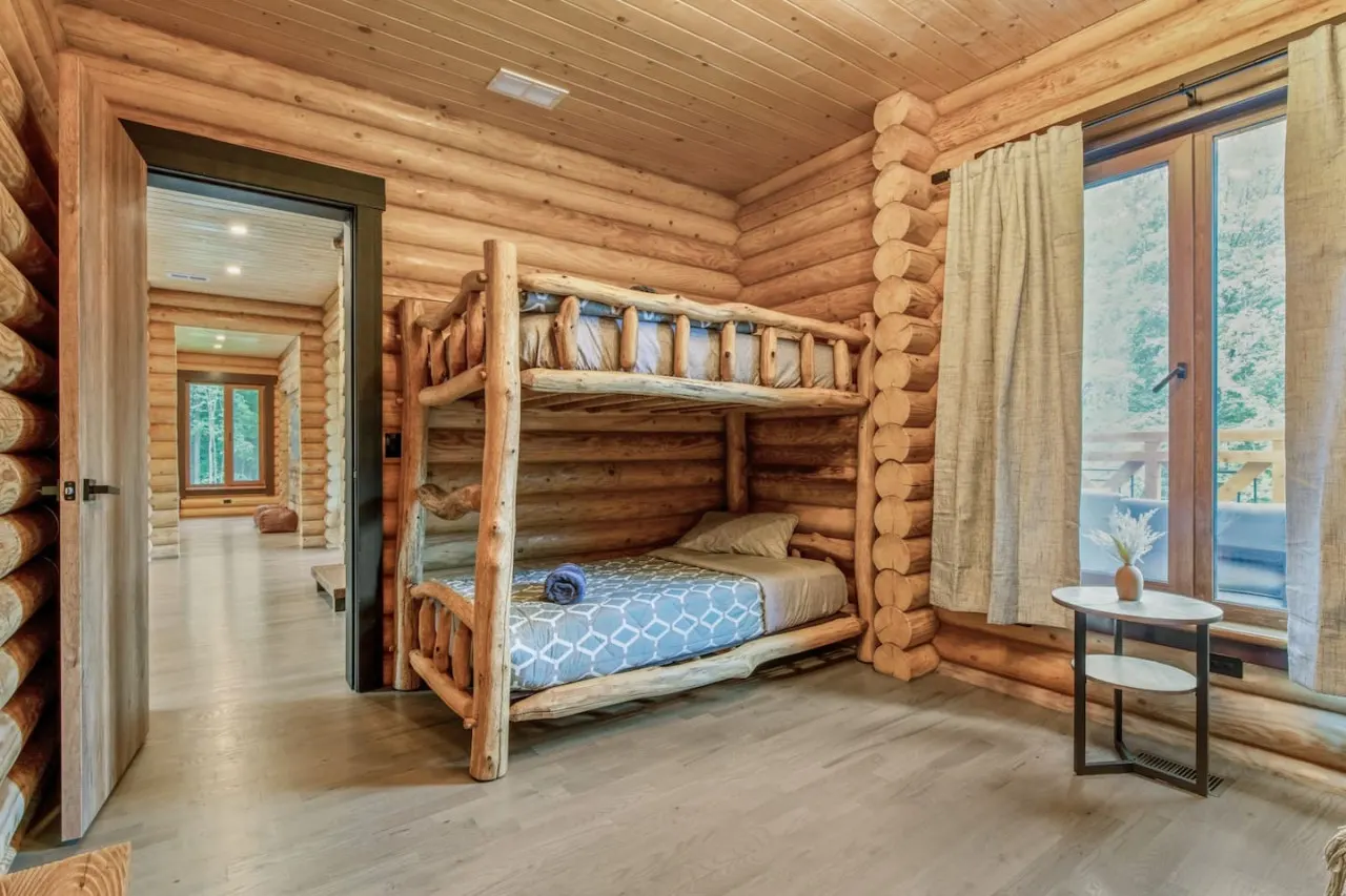 Log House Vacation Rental with Pool and Sauna 20