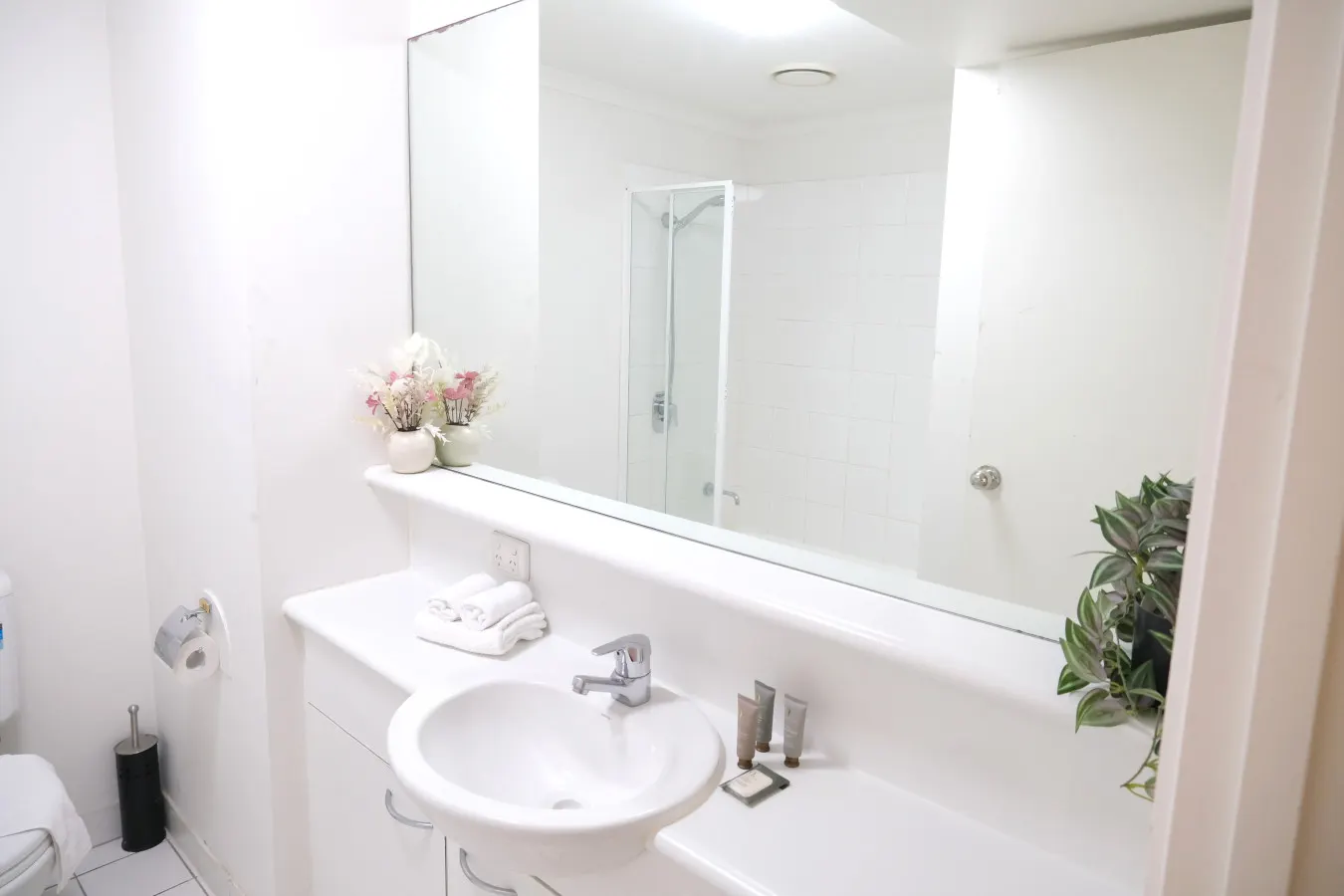 Readyset Apartments on Spencer North - 3Bedrooms - LTA1 8