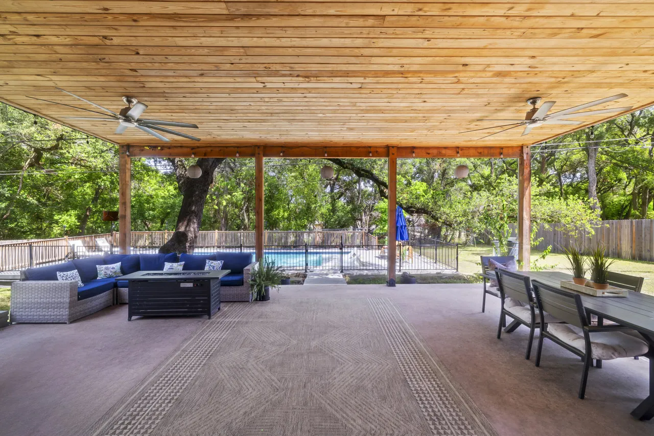 Gatsby-Style San Marcos 5BR | Private Pool, Gym, Walk to TXST, Sleeps 12 — foto 2