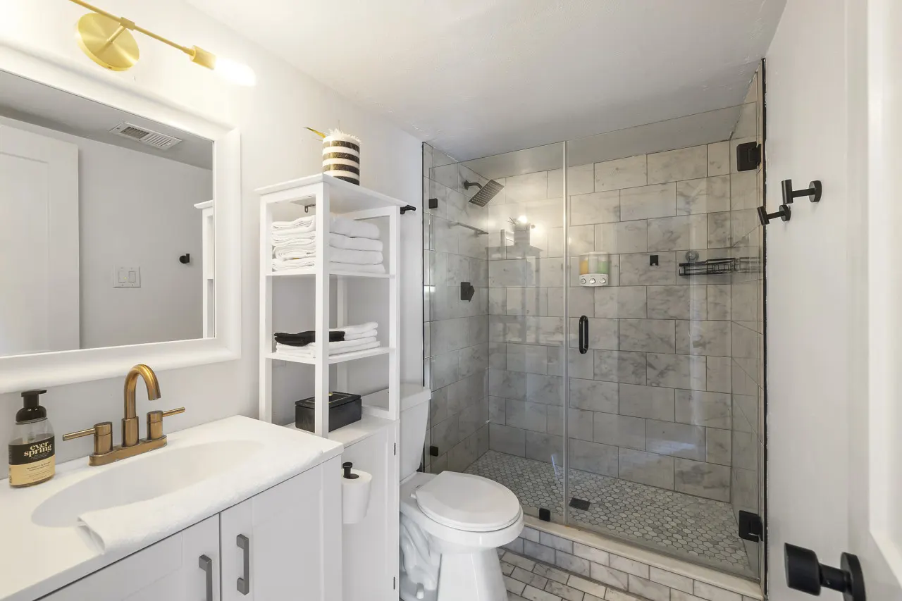 Gatsby-Style San Marcos 5BR Private Pool, Gym, Walk to TXST, Sleeps 12 18