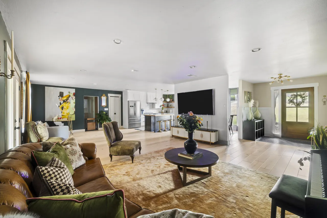 Gatsby-Style San Marcos 5BR | Private Pool, Gym, Walk to TXST, Sleeps 12 — foto 4