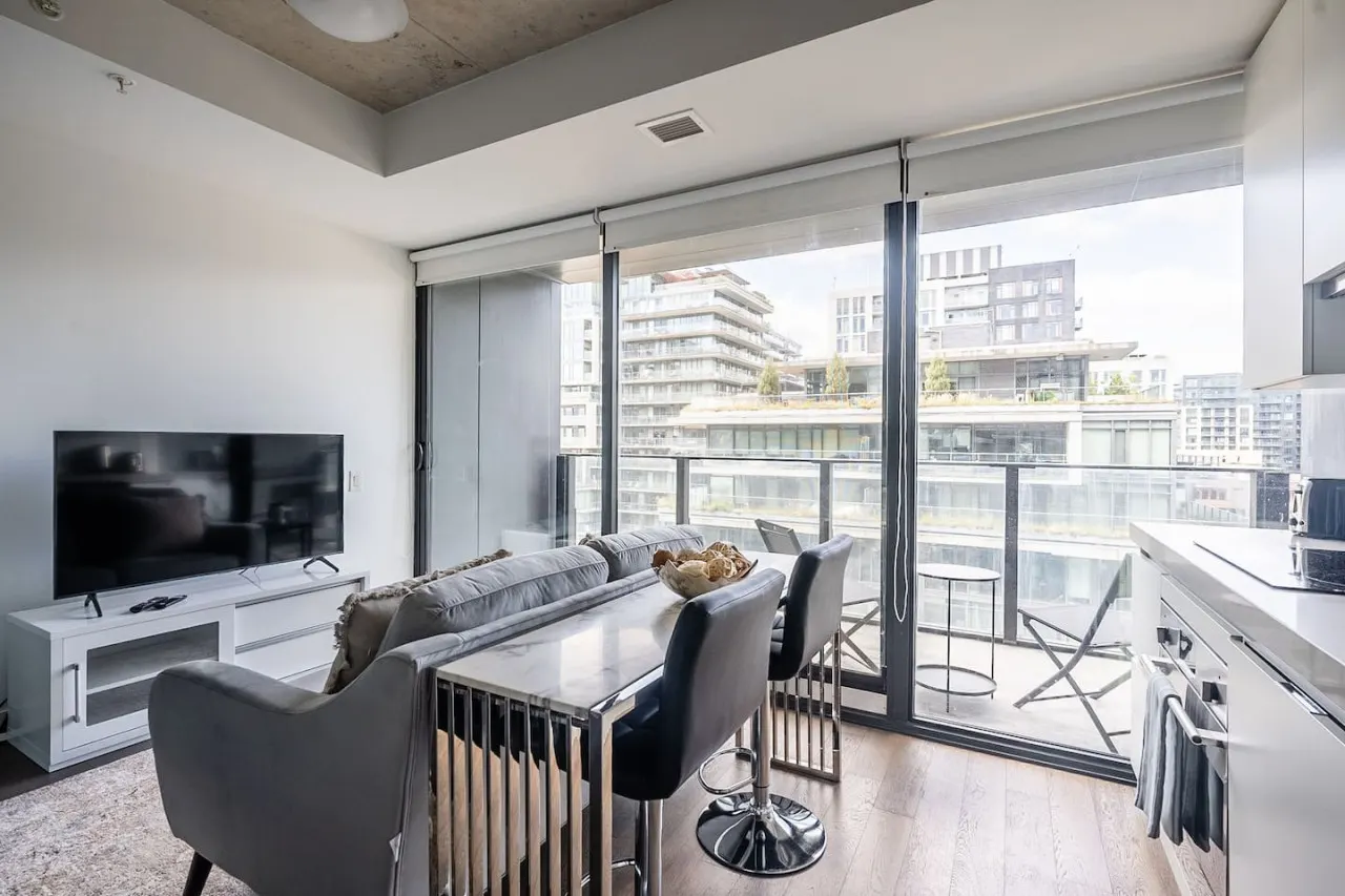 Modern 1BR in Trendy King West Walk Everywhere 1