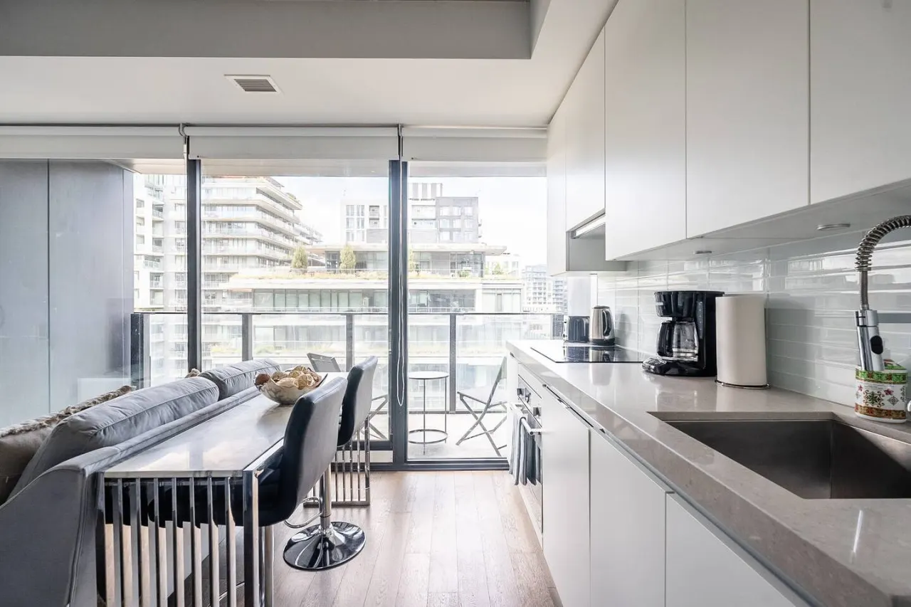 Modern 1BR in Trendy King West Walk Everywhere 2