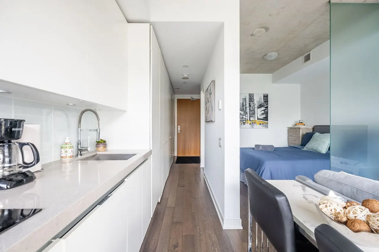 Modern 1BR in Trendy King West Walk Everywhere 9
