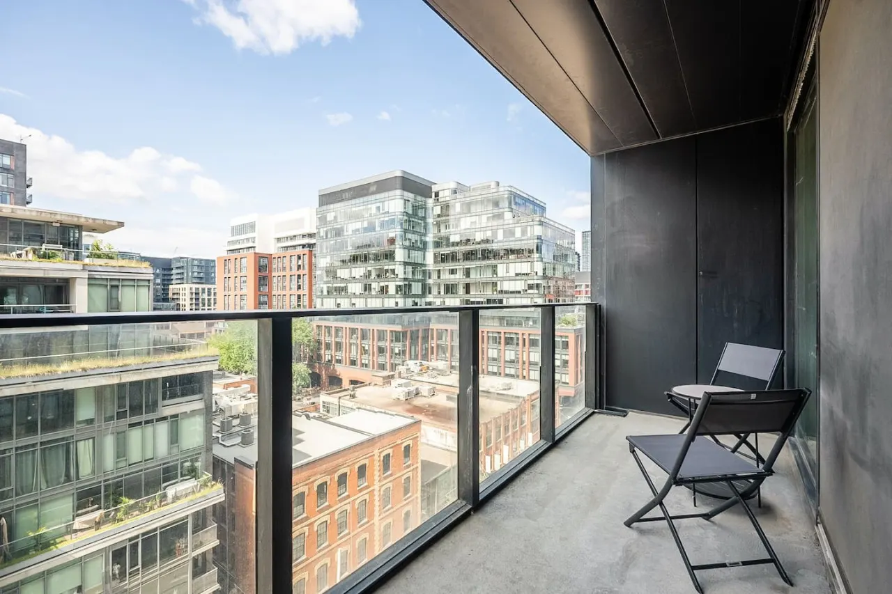 Modern 1BR in Trendy King West Walk Everywhere 13
