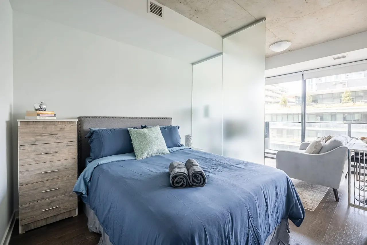 Modern 1BR in Trendy King West Walk Everywhere 3