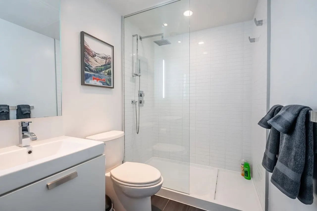 Modern 1BR in Trendy King West Walk Everywhere 4