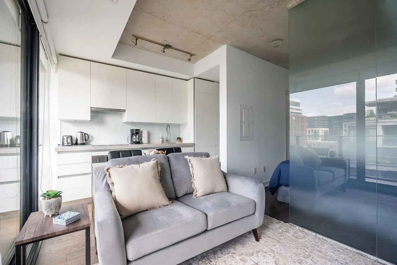 Modern 1BR in Trendy King West Walk Everywhere 5