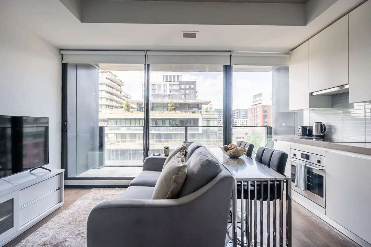 Modern 1BR in Trendy King West Walk Everywhere 6
