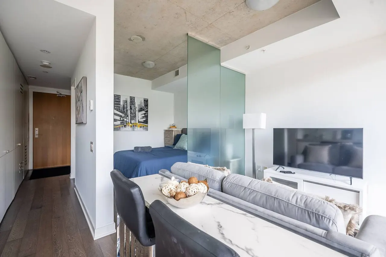 Modern 1BR in Trendy King West Walk Everywhere 7