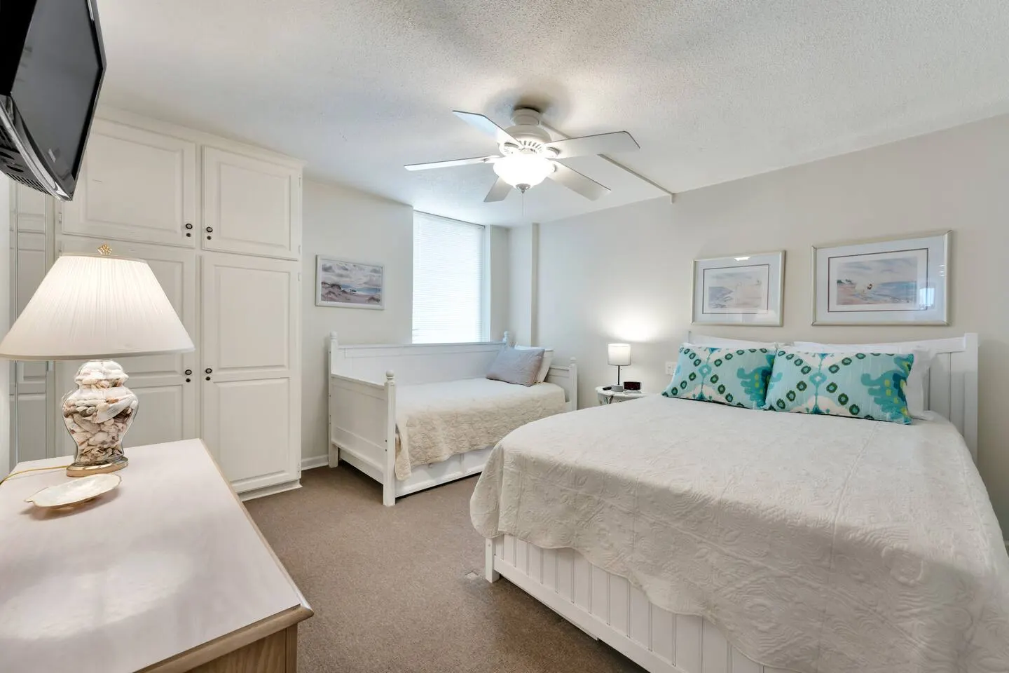 Ocean Front! Pristine 2br2bath condo ON the beach! 18