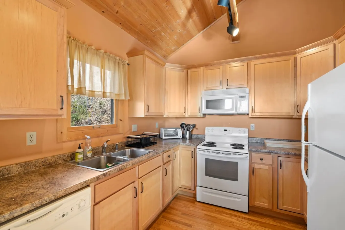 Mountain Retreat Sunset Views & 20 Min to AVL 17