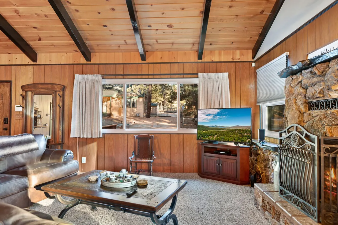 5 Min Walk to Lake Retreat. BBQ, Fireplace 3