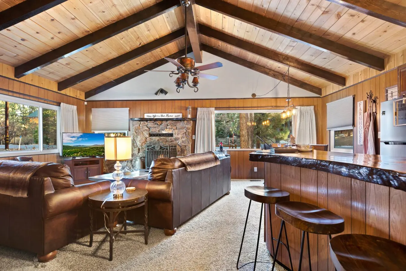 5 Min Walk to Lake Retreat. BBQ, Fireplace 6