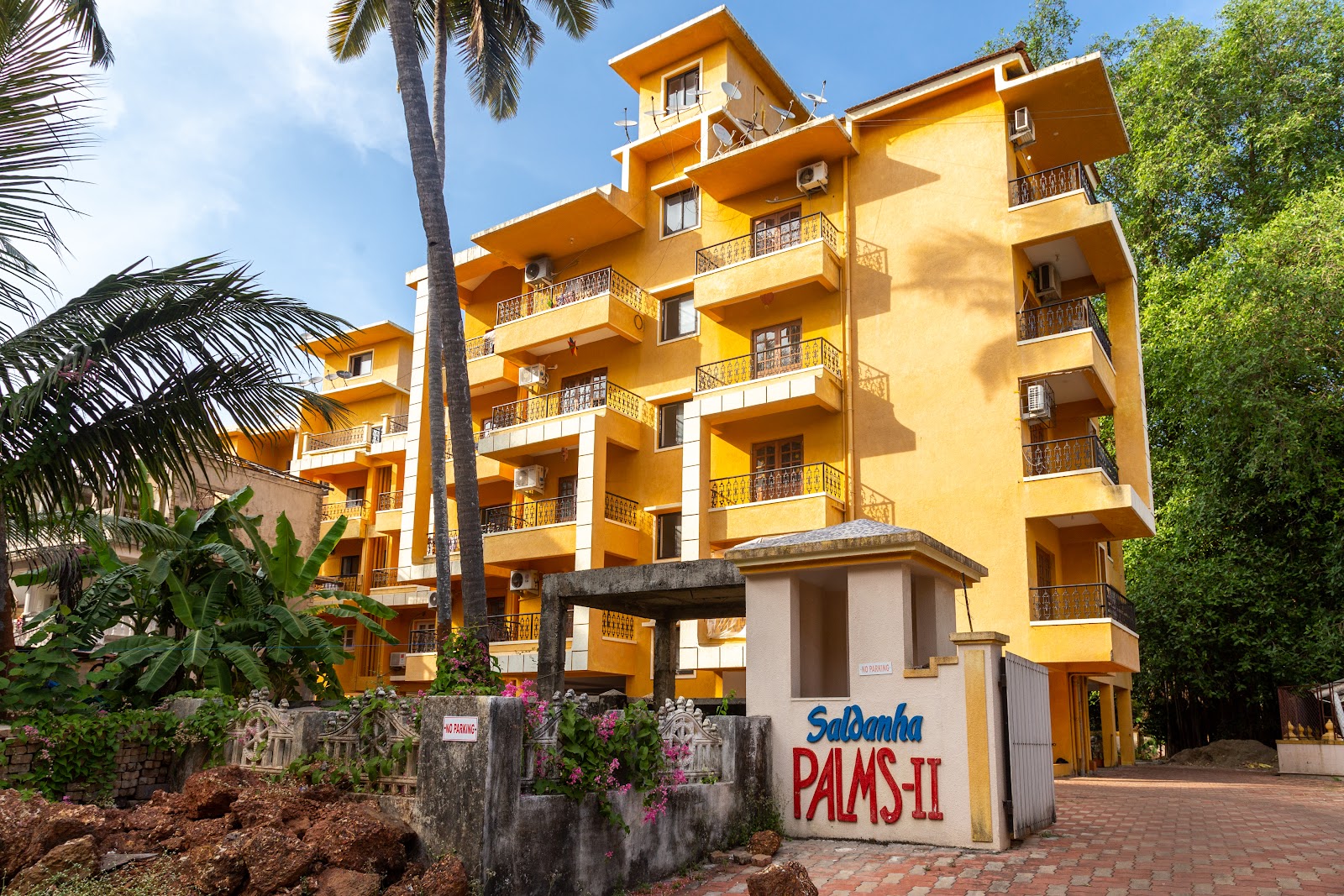 Casa De Palms 2BHK Candolim Pool 1