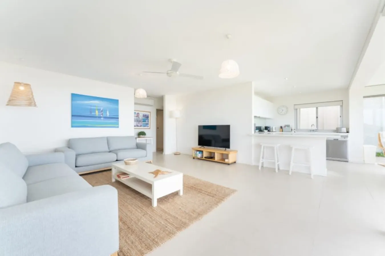 Chiton On The Rocks—A Breezy Beachfront Escape 8