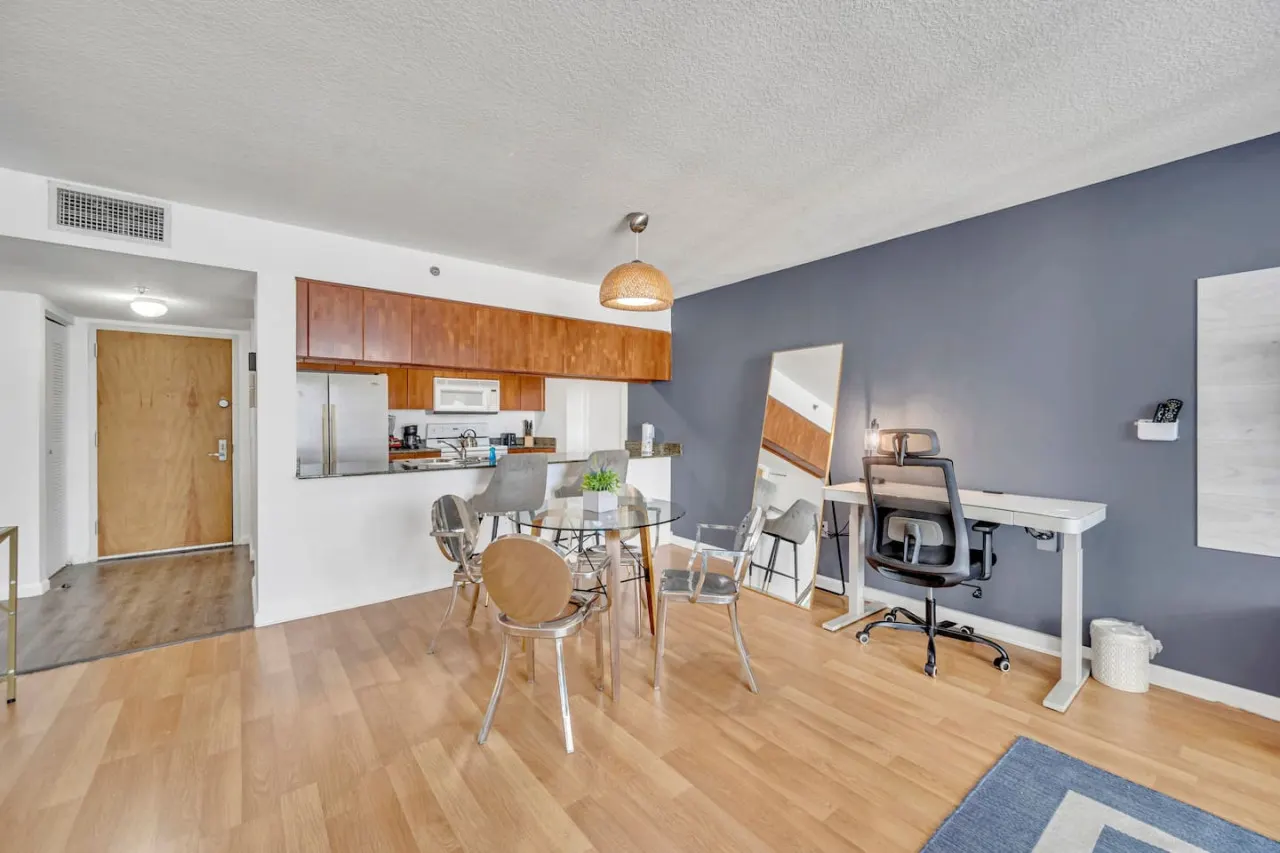 Superb private unit w amenities 19