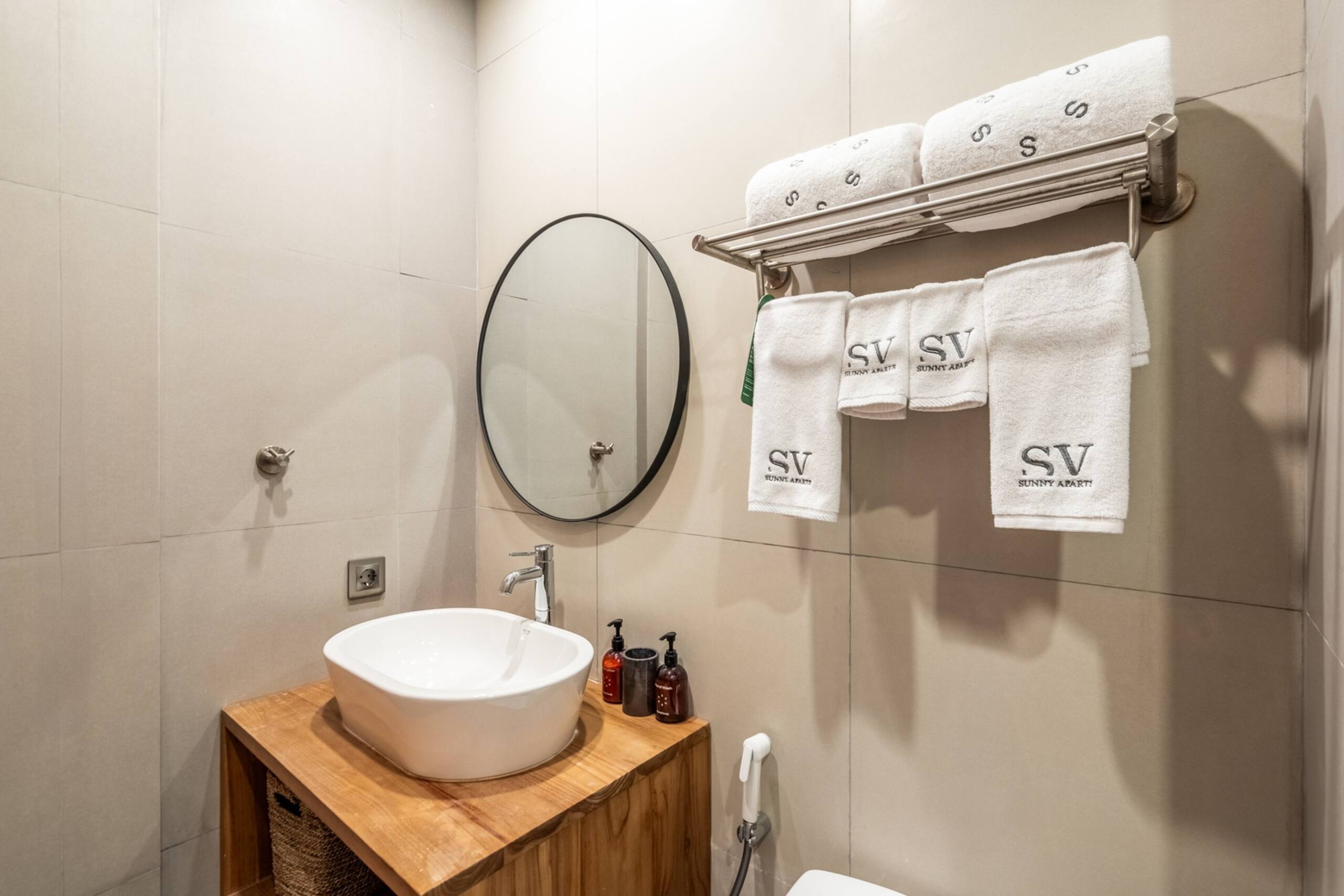 1BR Canggu Bliss Suite | Pool & Ocean Rooftop Gym 19